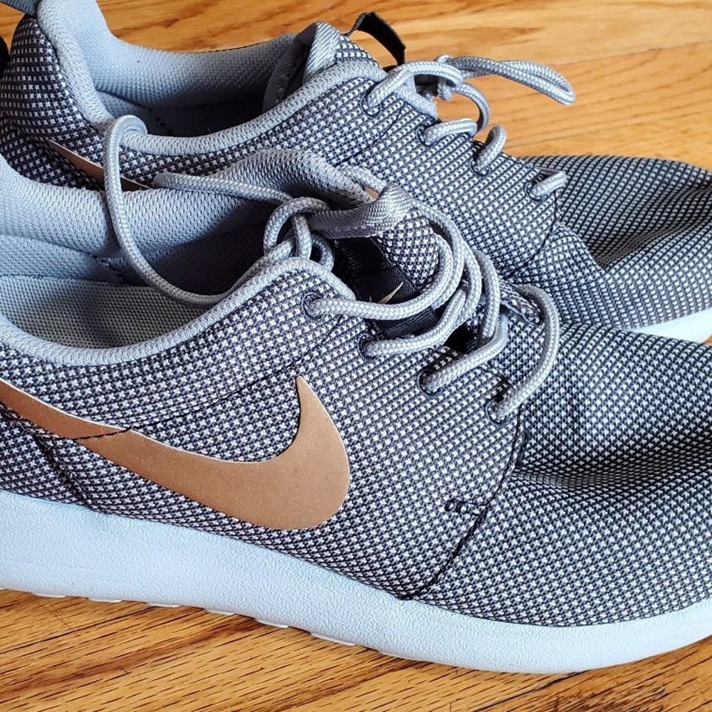 GRAY AND GOLD ROSHES 8 woman great condition Nike